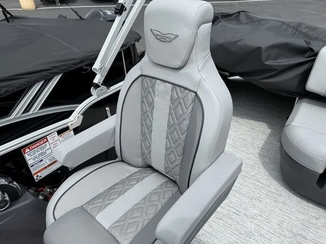 Slide: The Image of Bennington M Swingback 24 MSB Tritoon 2026 - 13