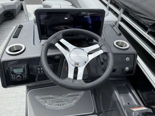 Slide: The Image of Bennington M Swingback 24 MSB Tritoon 2026 - 14