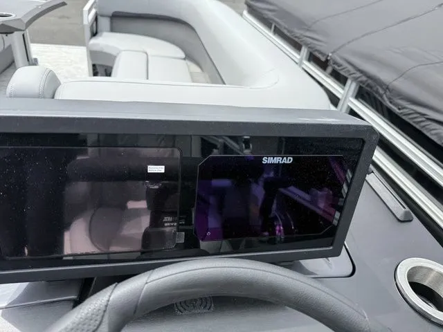 Slide: The Image of Bennington M Swingback 24 MSB Tritoon 2026 - 16