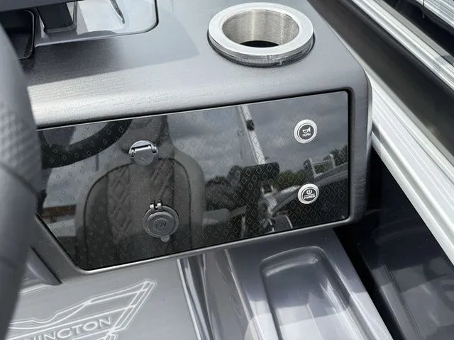 Slide: The Image of Bennington M Swingback 24 MSB Tritoon 2026 - 17