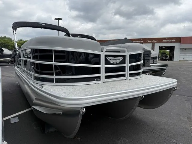 Slide: The Image of Bennington M Swingback 24 MSB Tritoon 2026 - 3