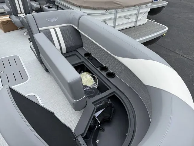 Slide: The Image of Bennington M Swingback 24 MSB Tritoon 2026 - 10