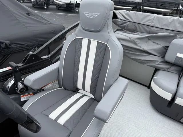 Slide: The Image of Bennington M Swingback 24 MSB Tritoon 2026 - 14