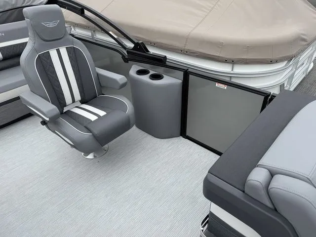 Slide: The Image of Bennington M Swingback 24 MSB Tritoon 2026 - 22