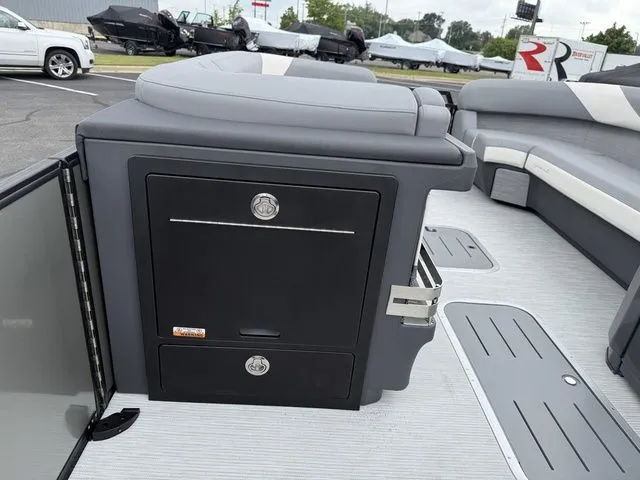 Slide: The Image of Bennington M Swingback 24 MSB Tritoon 2026 - 23