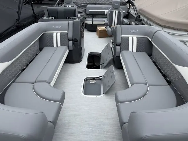 Slide: The Image of Bennington M Swingback 24 MSB Tritoon 2026 - 6