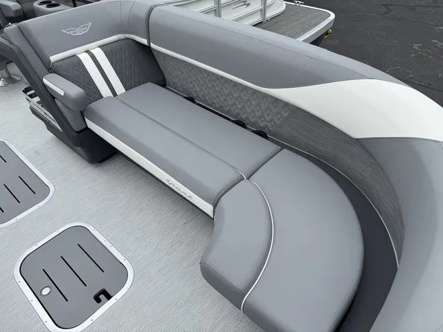 Slide: The Image of Bennington M Swingback 24 MSB Tritoon 2026 - 9