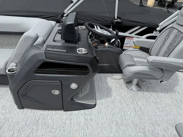 Slide: The Image of Bennington M Swingback 24 MSB Tritoon 2026 - 11