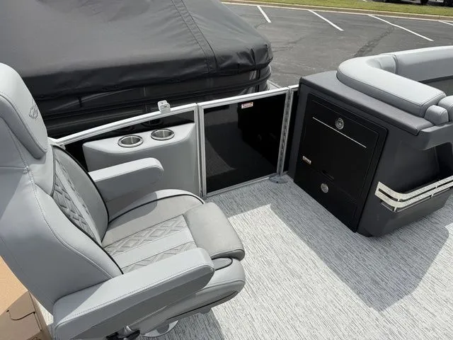 Slide: The Image of Bennington M Swingback 24 MSB Tritoon 2026 - 19