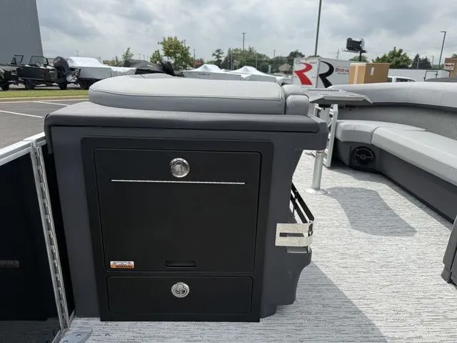 Slide: The Image of Bennington M Swingback 24 MSB Tritoon 2026 - 21