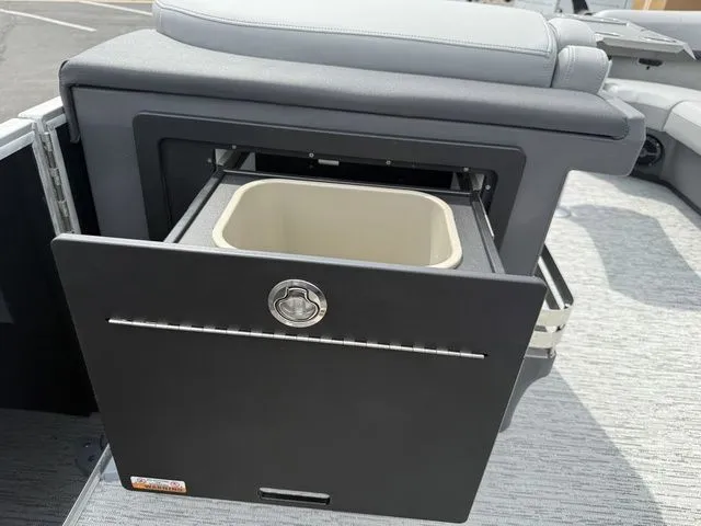 Slide: The Image of Bennington M Swingback 24 MSB Tritoon 2026 - 24