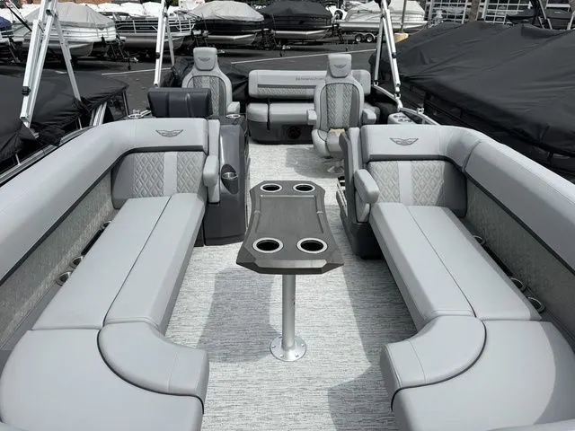 Slide: The Image of Bennington M Swingback 24 MSB Tritoon 2026 - 5