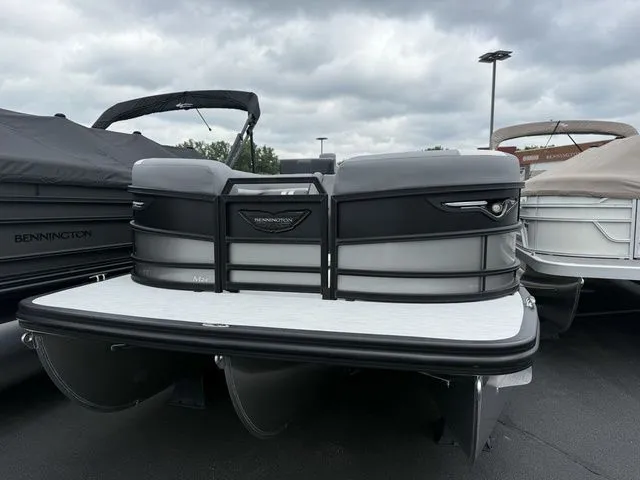 The Image of Bennington M Swingback 24 MSB Tritoon 2026 - 1