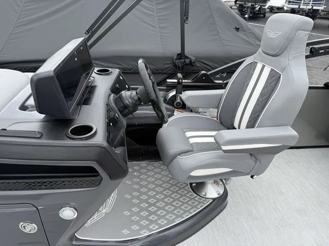 Slide: The Image of Bennington M Swingback 24 MSB Tritoon 2026 - 13