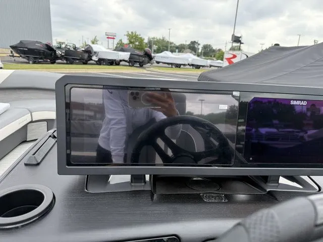 Slide: The Image of Bennington M Swingback 24 MSB Tritoon 2026 - 17