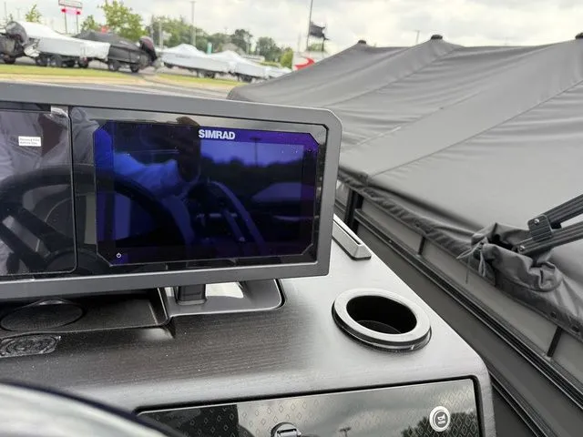 Slide: The Image of Bennington M Swingback 24 MSB Tritoon 2026 - 18