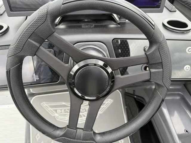 Slide: The Image of Bennington M Swingback 24 MSB Tritoon 2026 - 19