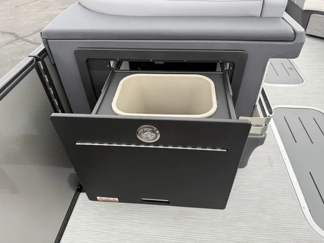 Slide: The Image of Bennington M Swingback 24 MSB Tritoon 2026 - 26