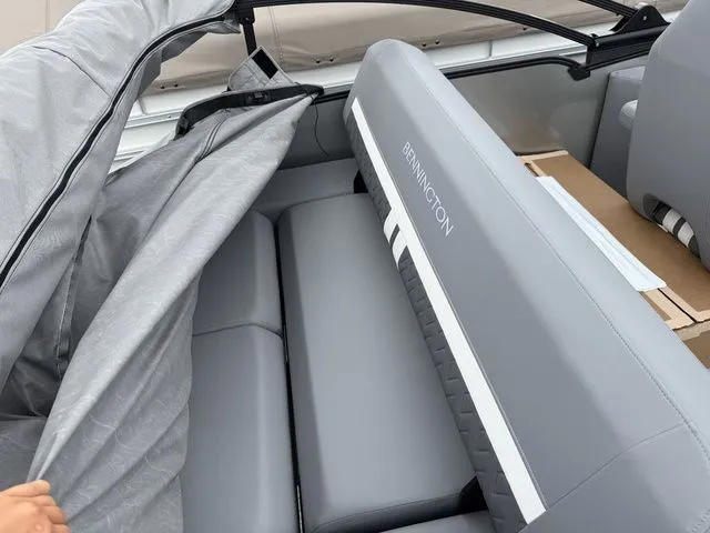 Slide: The Image of Bennington M Swingback 24 MSB Tritoon 2026 - 28