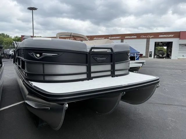 Slide: The Image of Bennington M Swingback 24 MSB Tritoon 2026 - 3