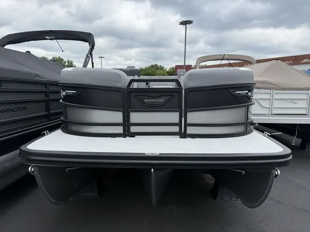 Slide: The Image of Bennington M Swingback 24 MSB Tritoon 2026 - 4