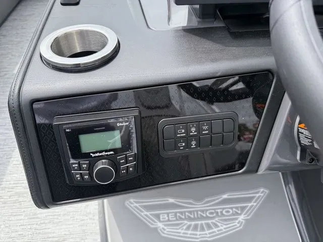 Slide: The Image of Bennington M Swingback 24 MSB Tritoon 2026 - 15