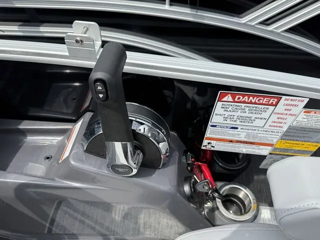 Slide: The Image of Bennington M Swingback 24 MSB Tritoon 2026 - 18