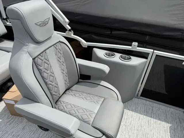 Slide: The Image of Bennington M Swingback 24 MSB Tritoon 2026 - 20