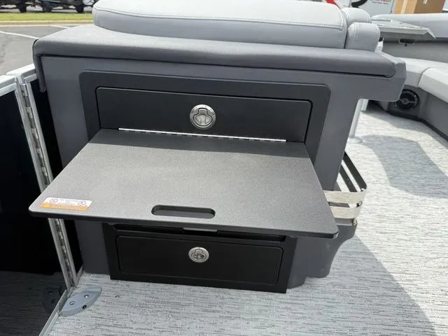 Slide: The Image of Bennington M Swingback 24 MSB Tritoon 2026 - 23