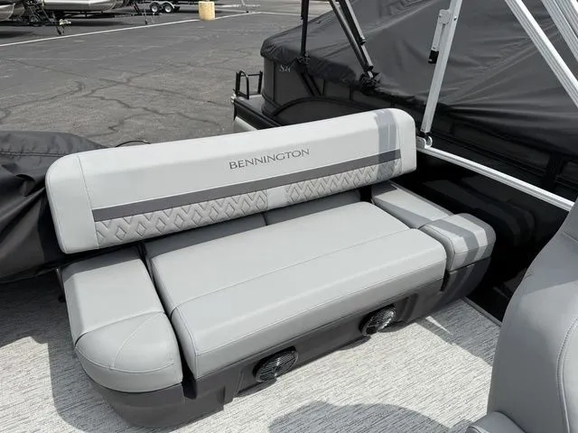 Slide: The Image of Bennington M Swingback 24 MSB Tritoon 2026 - 25