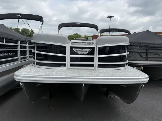 Slide: The Image of Bennington M Swingback 24 MSB Tritoon 2026 - 4