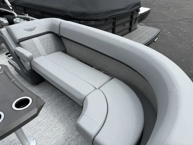 Slide: The Image of Bennington M Swingback 24 MSB Tritoon 2026 - 6