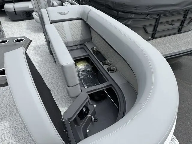 Slide: The Image of Bennington M Swingback 24 MSB Tritoon 2026 - 7