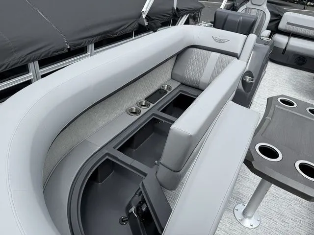 Slide: The Image of Bennington M Swingback 24 MSB Tritoon 2026 - 9