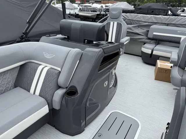 Slide: The Image of Bennington M Swingback 24 MSB Tritoon 2026 - 11