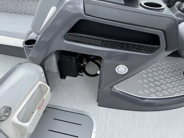 Slide: The Image of Bennington M Swingback 24 MSB Tritoon 2026 - 12