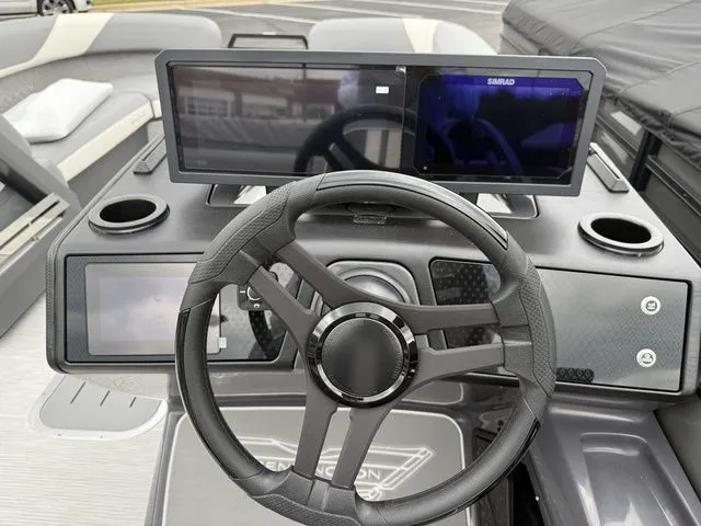 Slide: The Image of Bennington M Swingback 24 MSB Tritoon 2026 - 15