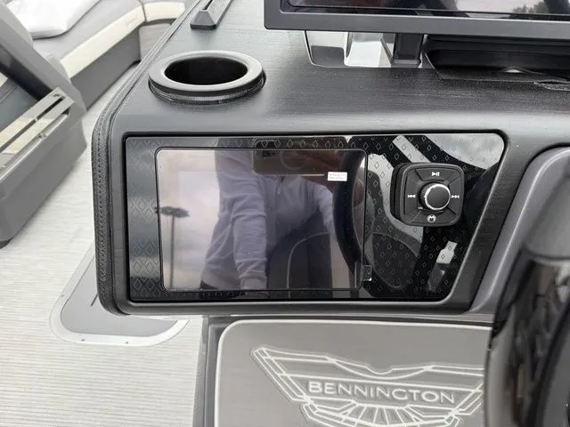 Slide: The Image of Bennington M Swingback 24 MSB Tritoon 2026 - 16