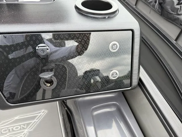 Slide: The Image of Bennington M Swingback 24 MSB Tritoon 2026 - 20