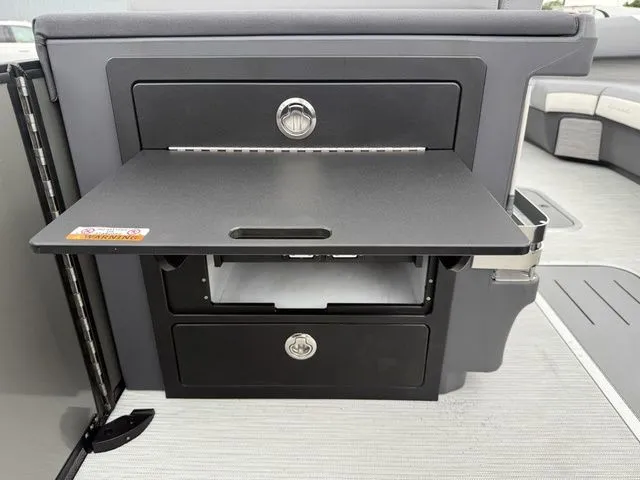 Slide: The Image of Bennington M Swingback 24 MSB Tritoon 2026 - 25