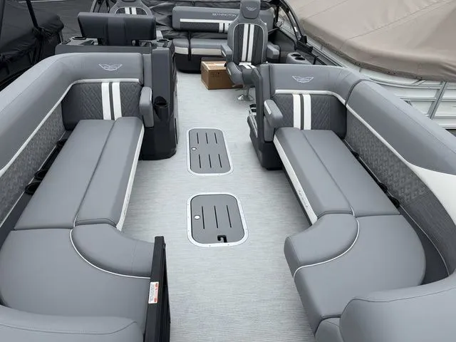 Slide: The Image of Bennington M Swingback 24 MSB Tritoon 2026 - 5