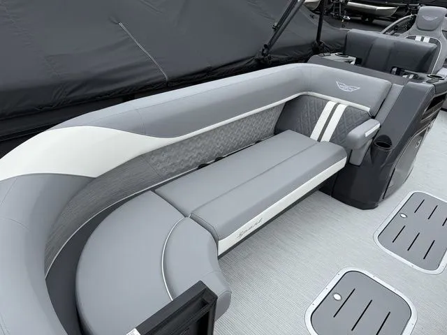 Slide: The Image of Bennington M Swingback 24 MSB Tritoon 2026 - 7