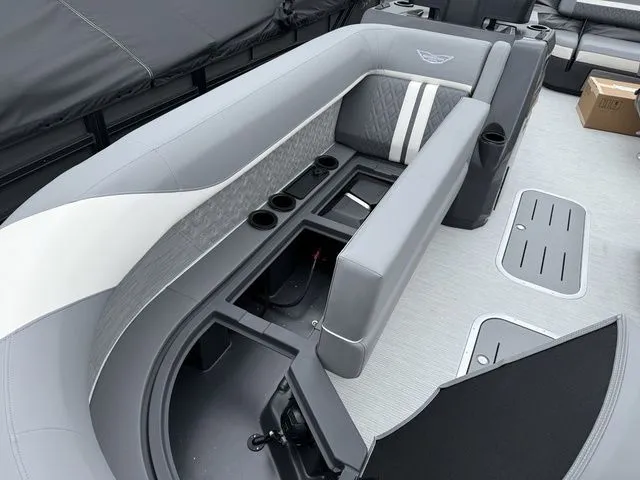 Slide: The Image of Bennington M Swingback 24 MSB Tritoon 2026 - 8