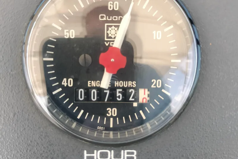 Slide: The Image of Hour meter showing 752 hours on a 1995 Tiara Yachts 2900 Open. - 22