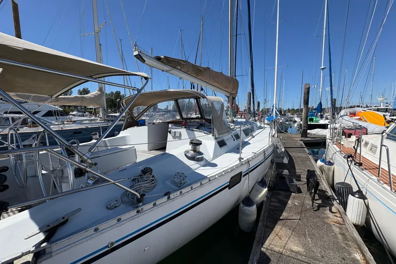 Slide: The Image of 1990 Beneteau Oceanis 500 sailboat docked at marina under clear blue sky. - 20