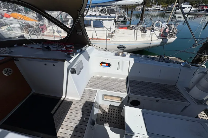Slide: The Image of Cockpit of 1990 Beneteau Oceanis 500 sailboat docked in marina. - 40