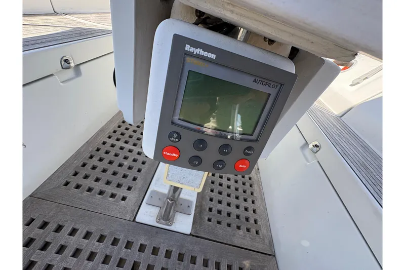Slide: The Image of Raytheon autopilot system on 1990 Beneteau Oceanis 500 yacht deck. - 54