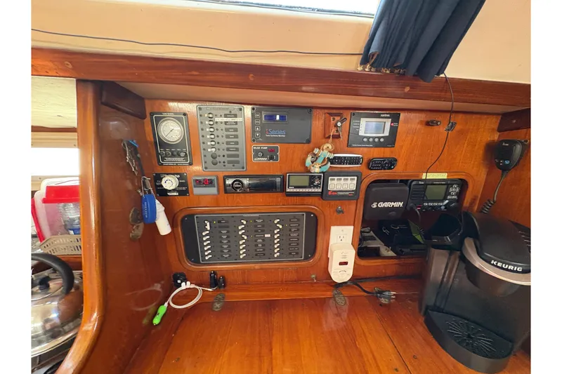 Slide: The Image of Control panel of 1990 Beneteau Oceanis 500 yacht with navigation and communication equipment. - 70