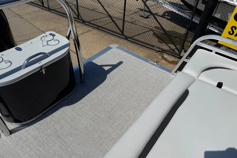 Slide: The Image of 2026 Avalon Venture 85 Versatile rear bench with sleek design and modern features. - 31