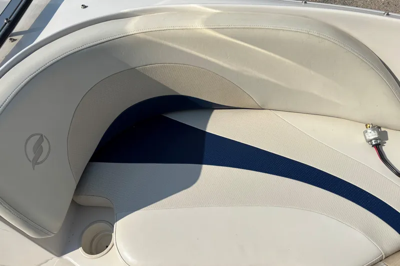 Slide: The Image of White and blue seating on 2006 Starcraft C-Star 1800 I/O boat. - 16